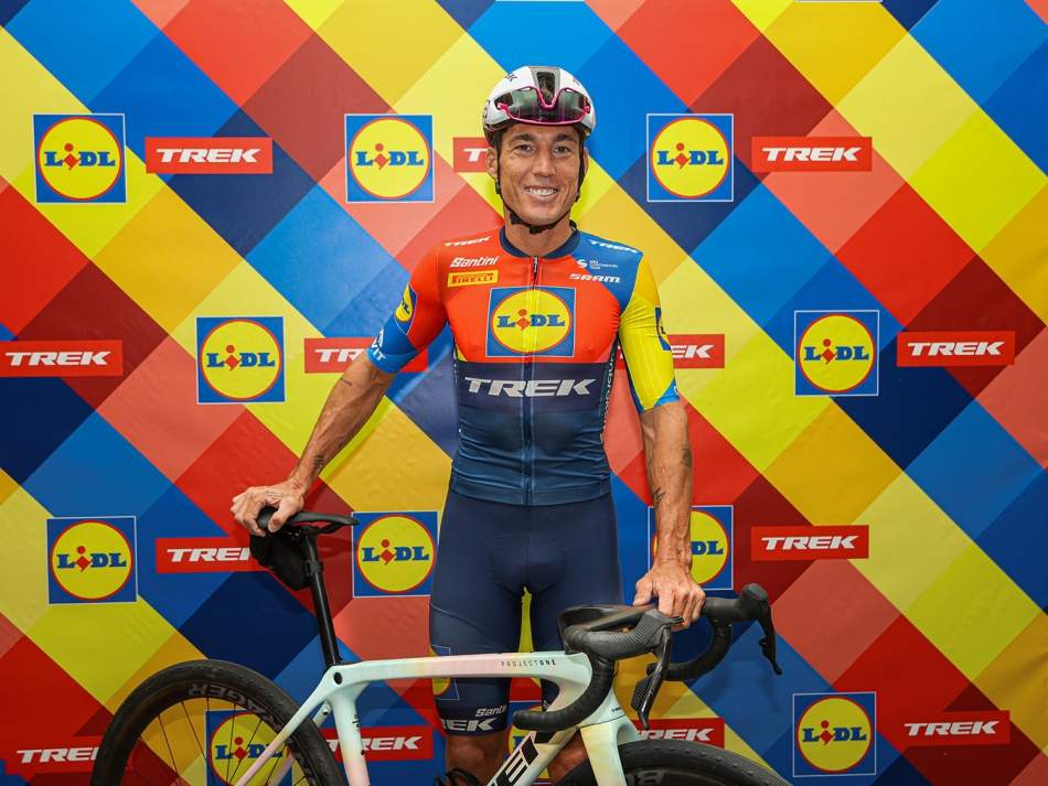 Activaciones de marca en eventos deportivos — Aleix Espargaró posando como ciclista del equipo Lidl-Trek.