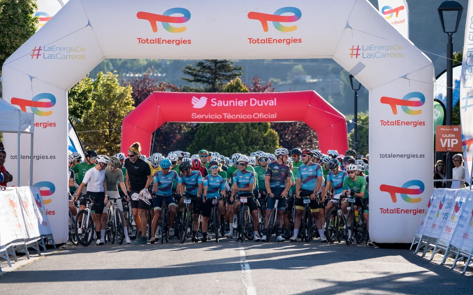 Fotografía del equipo dirigiendo un evento: puesto de dirección de carrera, radios, pantallas y comunicación con producción.