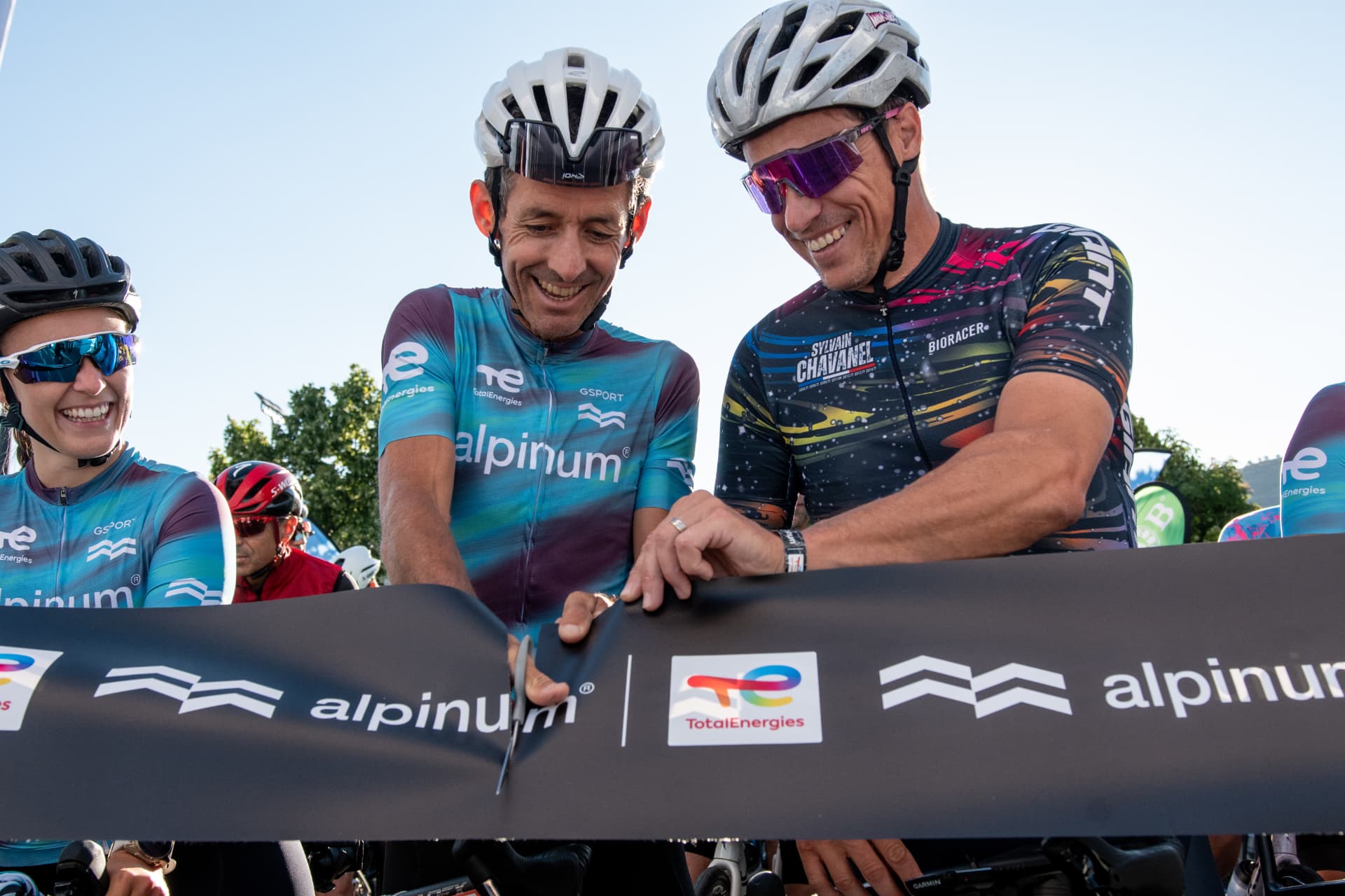 Corte de cinta antes de la salida de ALPINUM 2026.