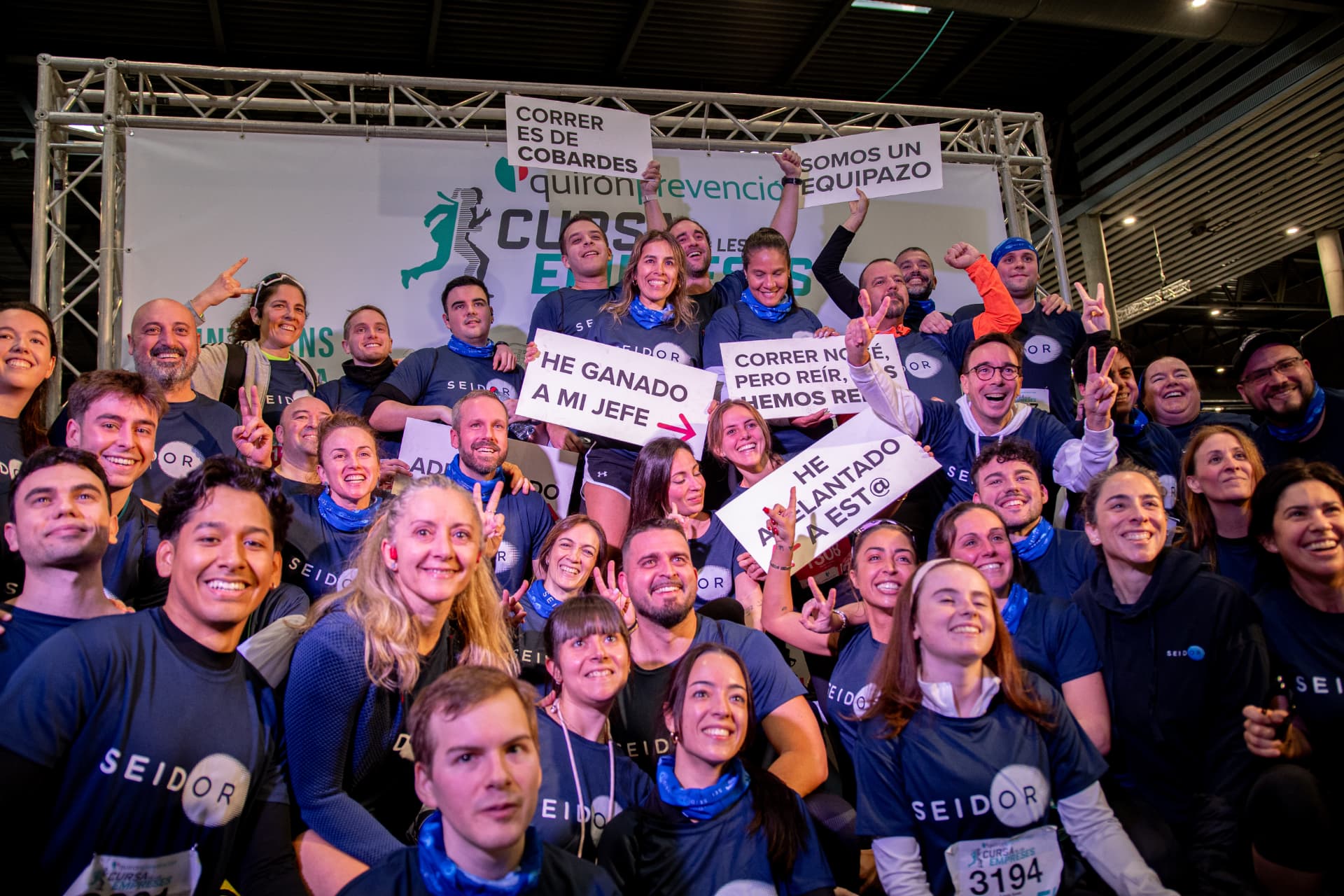 Equipo de empresa celebrando con carteles.