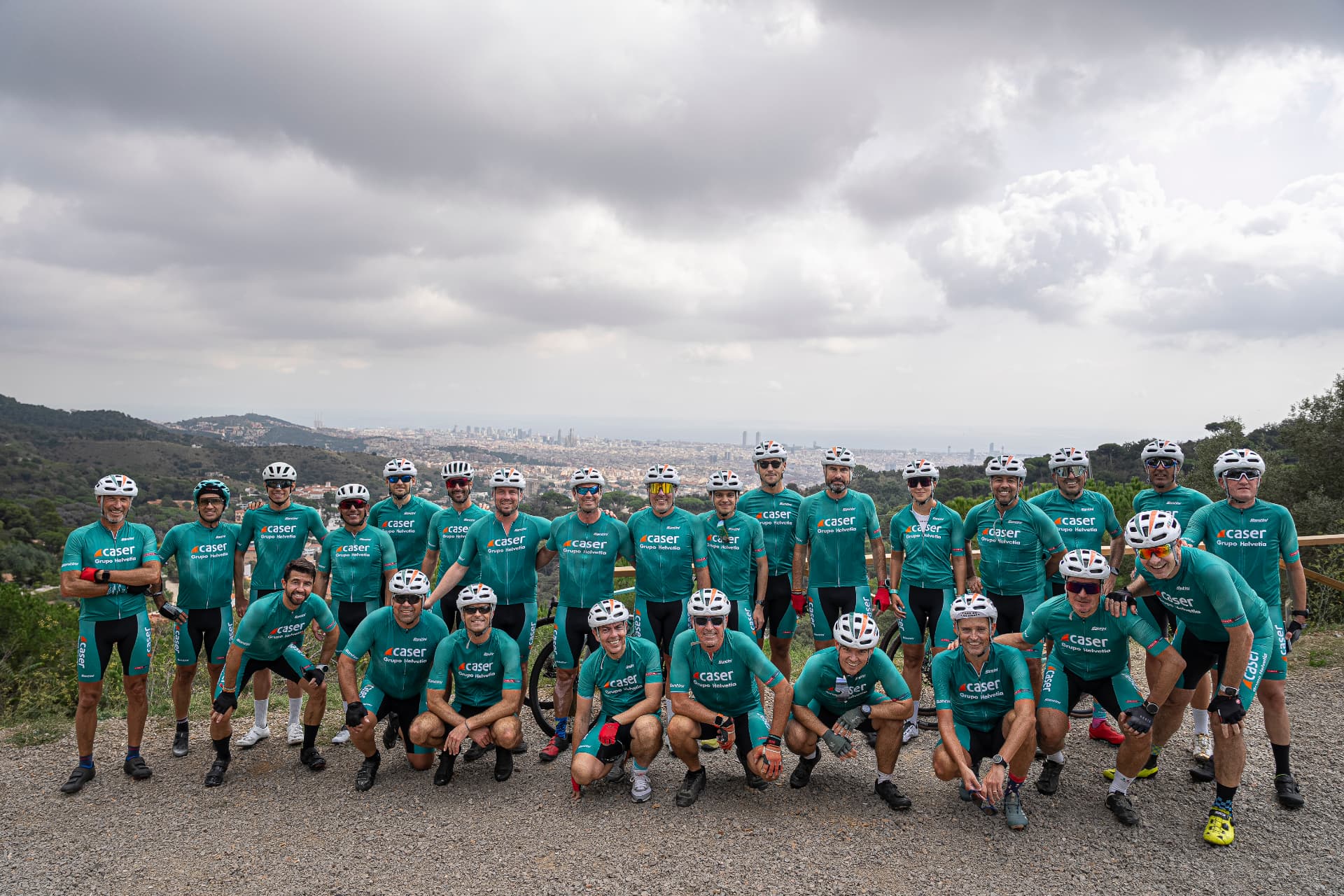 Grupo de ciclistas con maillot Caser en una experiencia con Purito Rodríguez.