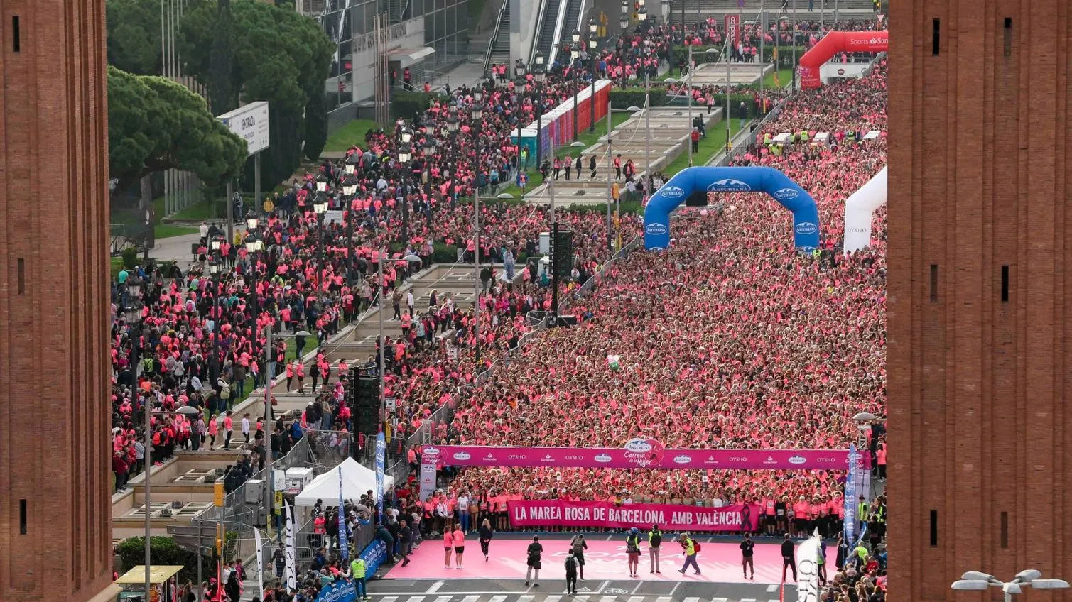 Cursa de la Dona de Barcelona — Marea rosa de participantes esperando la salida en Barcelona.