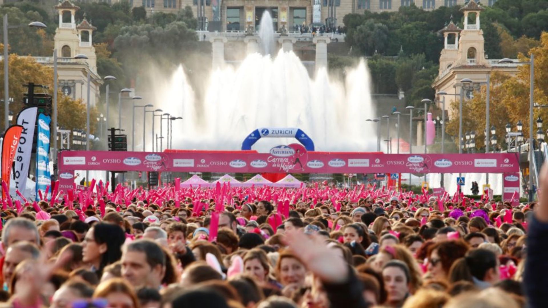 Público y participantes ante las fuentes de Montjuïc.