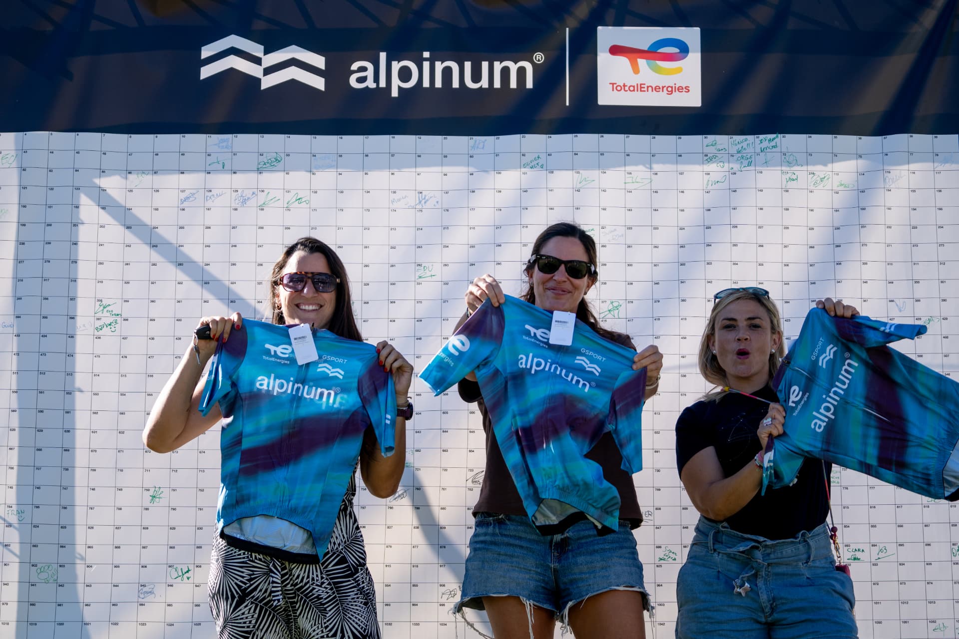 Participantes mostrando las camisetas de ALPINUM 2026.