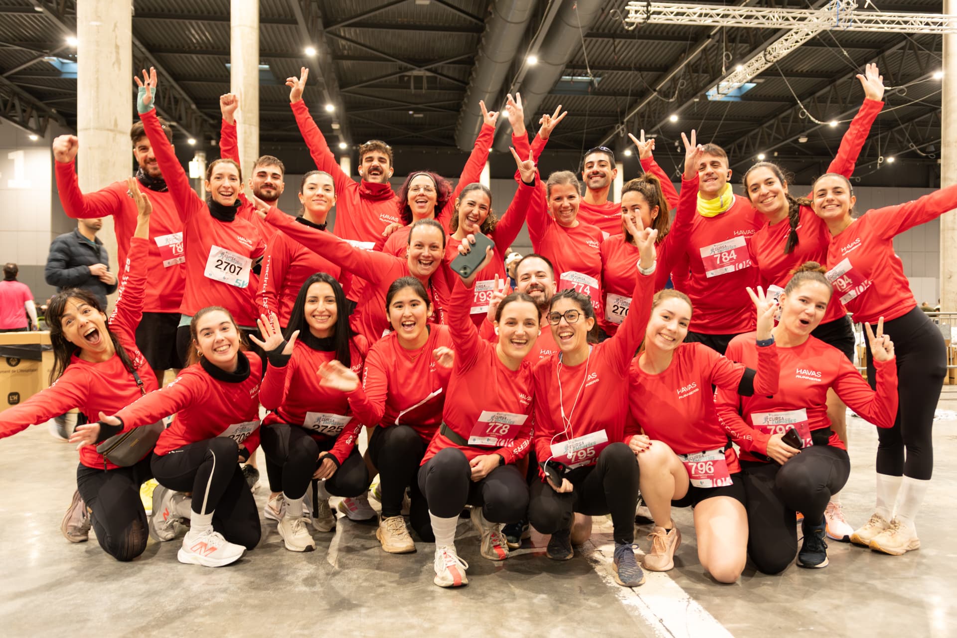 Equipo de empresa en la zona de meta.