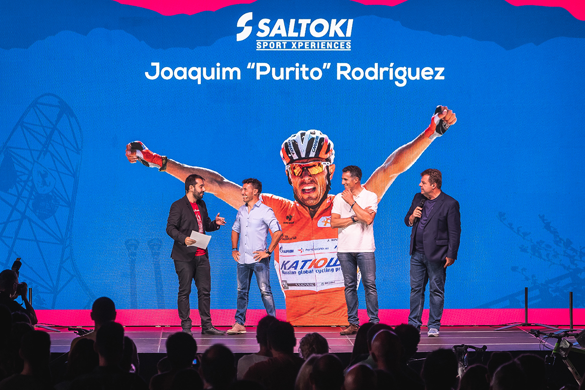 Evento Saltoki Sport Xperiences con Joaquim Purito Rodríguez sobre el escenario.
